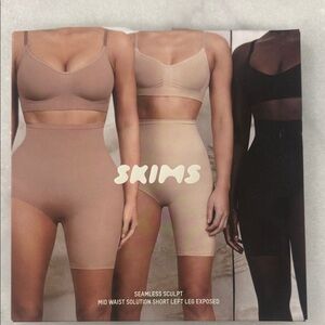 SKIMS Seamless Sculpt Mid Waist Shorts - Cream and Black